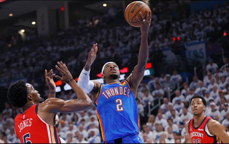 Shai Gilgeous-Alexander (2), del Thunder, dispara mientras Trey Murphy III (25) de los Pelicans, observa. AP/N. Billings