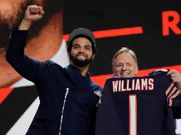 Caleb Williams (izq.) fue seleccionado por los Bears de Chicago, quienes apuestan todo por este joven pasador. AP/J. Roberson