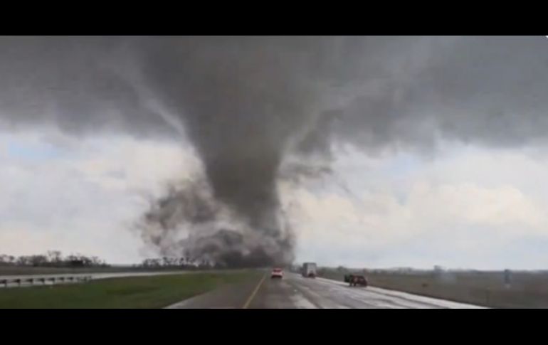 Impresionante imágenes deja el tornado en Nebraska. X / @updatecharts