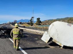 Esta mañana se registró una volcadura de una pipa con capacidad de 20 mil litros cargada con combustible. ESPECIAL