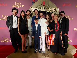 Manolo Caro con el elenco de “Fiesta en la madriguera”. ESPECIAL/NETFLIX.