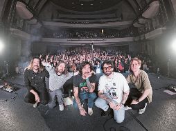 La banda posa desde el escenario de un teatro en San Luis Potosí. CORTESÍA