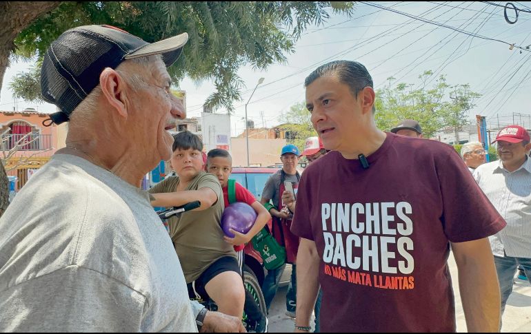 Chema Martínez continúa con sus recorridos casa por casa. ESPECIAL