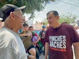 Chema Martínez continúa con sus recorridos casa por casa. ESPECIAL