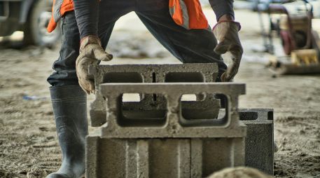 La Cruz se convirtió en la patrona de los albañiles en México, debido a que es común colocar una cruz en las construcciones para asegurar el éxito de los trabajos. Unsplash