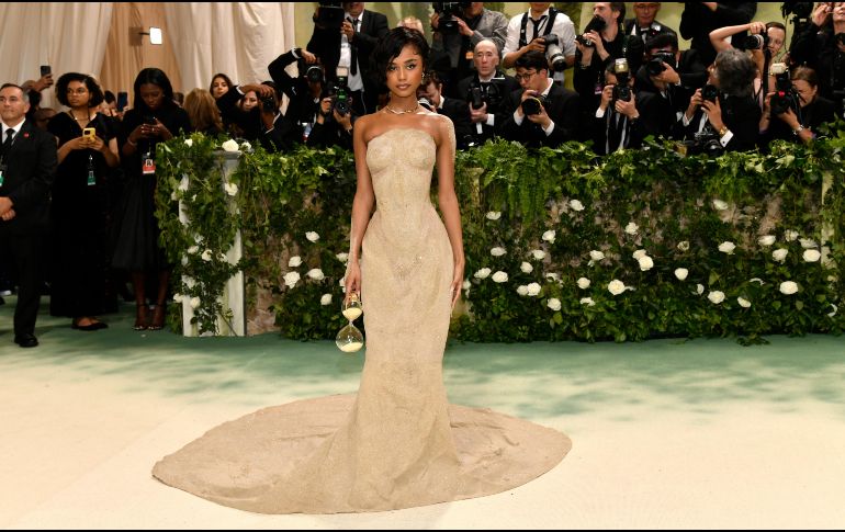 El vestido que dominó la alfombra roja fue el de Tyla, hecho de arena y microcristales. AP / Evan Agostini