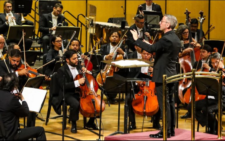 El director y los músicos de la Orquesta Filarmónica de Jalisco recibieron los aplausos de las personas que agolparon el Teatro Degollado en el arranque de las actividades de la XXVII edición del Festival Cultural del Mayo. EL INFORMADOR/A. Navarro