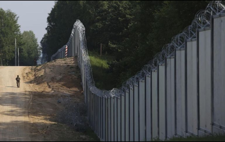 El ministro de defensa de Polonia Se pronunció a favor de construir una franja de búnkers, trincheras y hoyos a lo largo de esa frontera. AP / ARCHIVO