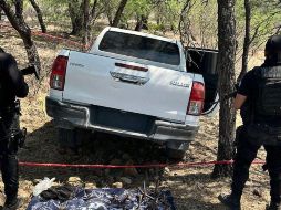 En el interior de la camioneta robada se encontraban ponchallantas y cartuchos de armas de fuego. ESPECIAL