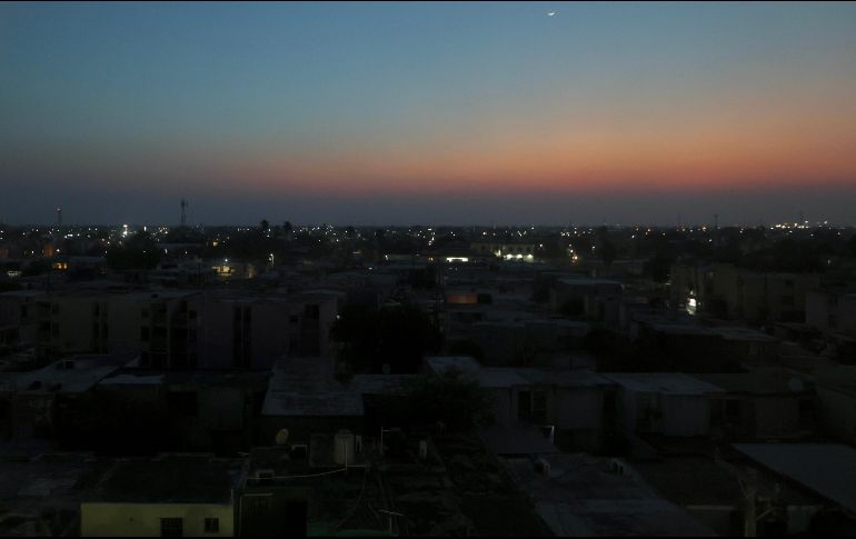 La noche cae sobre Matamoros, con muchas de sus casas sin energía eléctrica. Tamaulipas y otros estados tendrán hoy temperaturas mayores a 40°C. SUN/B. Fregoso