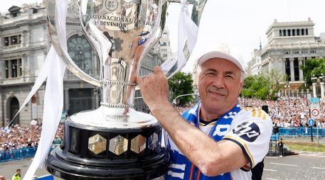 Los jugadores del Real Madrid y el cuerpo técnico encabezado por Carlo Ancelotti celebran con su afición. ESPECIAL / X / REAL MADRID