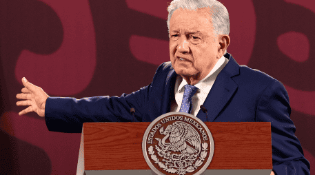 El Presidente de Mexico Andres Manuel López Obrador, durante su conferencia de prensa matutina este lunes en Palacio Nacional. EFE/Jose Mendez