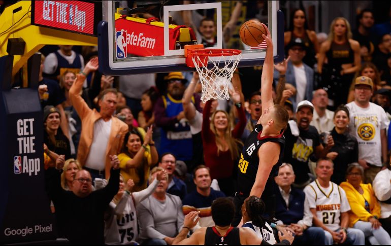 Jokic clava el balón en el último cuarto del juego. Los Nuggets, que perdieron los dos primeros encuentros, ahora está a uno de avanzar a la final del Oeste. EFE/J. Edmonds