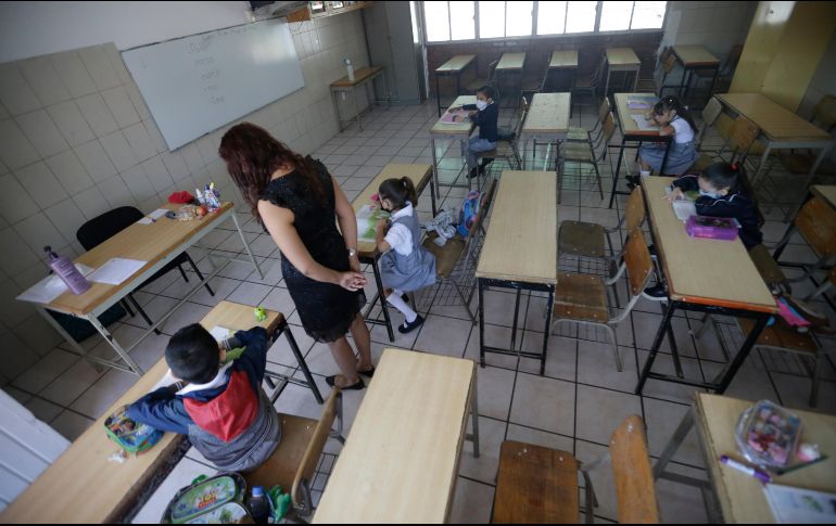 La mayoría de los maestros perciben de uno a dos salarios mínimos, esto equivale a entre siete mil y 14 mil pesos. EL INFORMADOR/Archivo