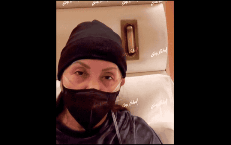 Publicó un comunicado en sus redes, donde se le observa en una cama de hospital, portando un cubrebocas y un gorro negro. ESPECIAL / X / @ANAGABRIELRL