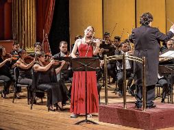 De izquierda a derecha: la violinista Geneva Lewis, oriunda de Nueva Zelanda, y el director Johannes Wildner, de Australia, brillaron en el Teatro Degollado durante el concierto de clausura de la edición 27 del Festival Cultural de Mayo. EL INFORMADOR/ H. Figueroa