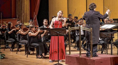 De izquierda a derecha: la violinista Geneva Lewis, oriunda de Nueva Zelanda, y el director Johannes Wildner, de Australia, brillaron en el Teatro Degollado durante el concierto de clausura de la edición 27 del Festival Cultural de Mayo. EL INFORMADOR/ H. Figueroa