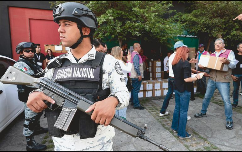 La Guardia Nacional montó un operativo para garantizar la llegada de las boletas electorales a Jalisco. AFP