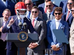 Joe Biden, presidente de EU, se colocó el casco de los campeones de la NFL. AP/E. Vucci