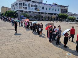 Quienes hacían fila no sabían si alcanzarían boletas mientras que los funcionarios de casillas estaban reclamando también a los asistentes. EL INFORMADOR/ M. Hernández .