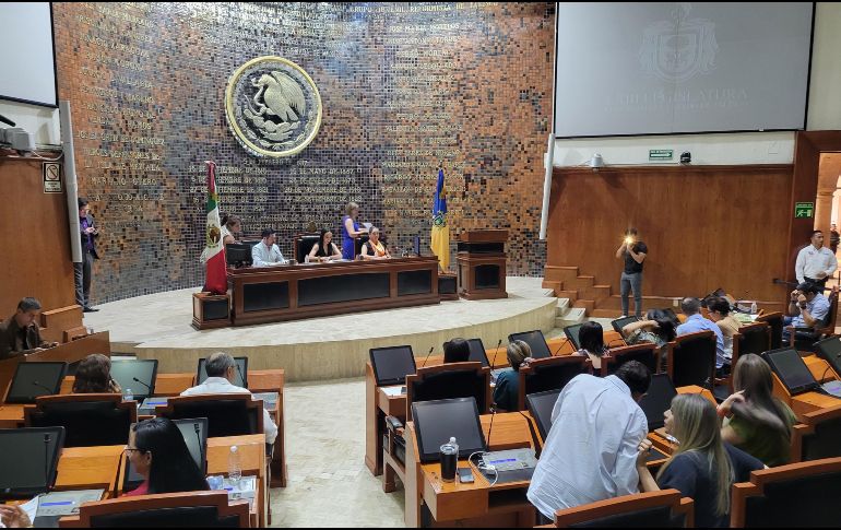 A las afueras del Congreso del Estado, integrantes del Frente Nacional contra Violencia Vicaria siguieron en huelga de hambre luego que fuera iniciada desde el pasado jueves. EL INFORMADOR/ M. Hernández.