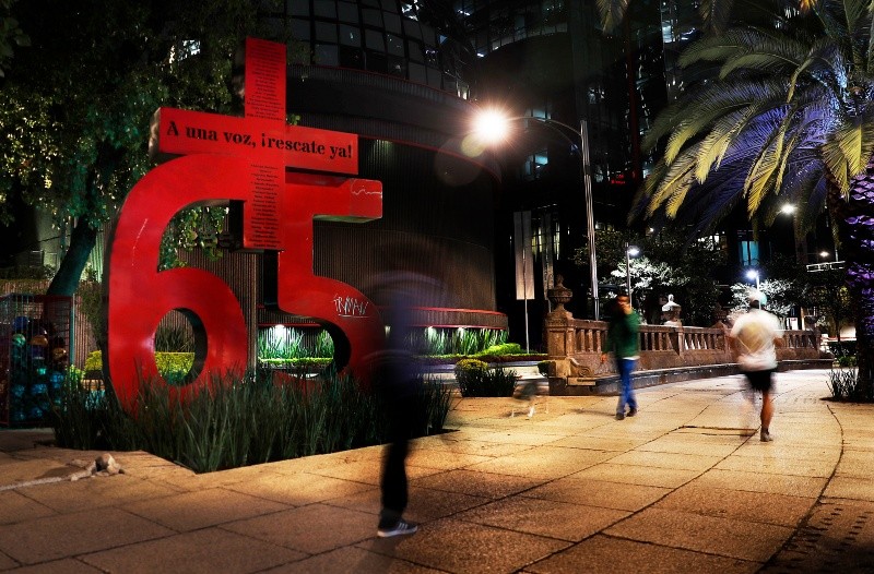 Rinden homenaje a los trabajadores de la mina que murieron en 2006 en un accidente minero en Pasta de Conchos. AP/M. Ugarte.