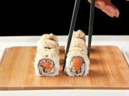 Aunque comidas como el sushi son conocidas en México, su preparación antes sólo tenía que ser hecha por chefs expertos o en restaurantes japoneses. UNSPLASH / Önder Örtel