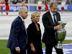 Heidi, la viuda de Beckenbauer acompañó a Bernard Dietz y Jurgen Klinsmann en el homenaje. EFE/R. Wittek