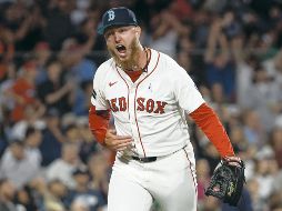 Zack Kelly desatoró un séptimo inning complicado para Boston al no permitir daño con casa llena. AFP