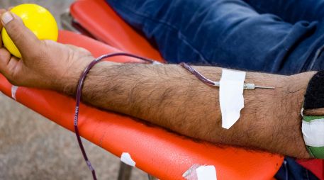 Donar sangre es crucial para salvar vidas, pero hay varios conceptos erróneos que pueden desalentar a quienes consideran hacerlo.PEXELS