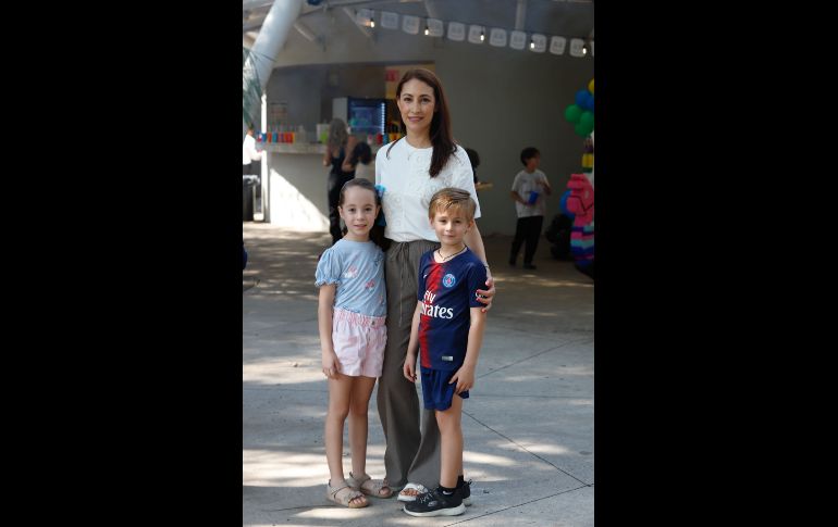 Ana Sofia y Gabriel Bustamante con Ana Cadena. GENTE BIEN JALISCO/ Claudio Jimeno