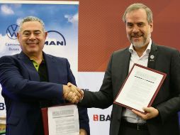 Enrique Dueñas Rodríguez, presidente de AGRÚAS (izq.), y Frank Gundlac, de VW Trucks & Bus, firmaron su acuerdo en la Tercera Expo Grúas 2024. ESPECIAL