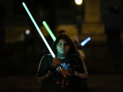 Joven estudiante de la Jedi Knight Academy blande un sable de luz. AP/ E. VERDUGO