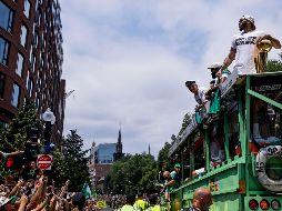 Los Celtics transitaron las calles de Boston a bordo de botes anfibios que dan servicio turístico. EFE/C. Gunther