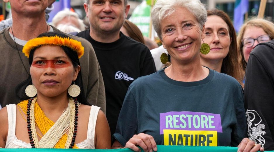 Más de 350 organizaciones participaron en la marcha encabezada por Emma Thompson por el centro londinense, que acabó con discursos en la plaza del Parlamento. EFE/Maja Smiejkowska