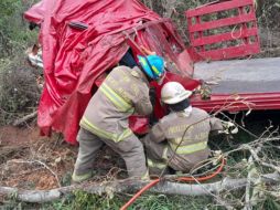 El conductor perdió la vida tras salir de la carretera y volcarse. ESPECIAL