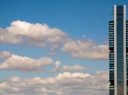 Para que se formen las nubes cumulonimbus se necesita que haya mucha humedad en el ambiente, una masa inestable de aire caliente, y fuerza para que la humedad suba al cielo. EFE / ARCHIVO