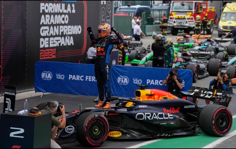 La carrera estuvo marcada por estrategias de parada en pits y decisiones tácticas que pusieron a prueba a todos los equipos. EFE/ A. GARCÍA