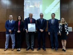 La Universidad Autónoma de Guadalajara otorgó un reconocimiento al CRT, por su dedicación y esfuerzo por profesionalizar a la agroindustria tequilera. ESPECIAL