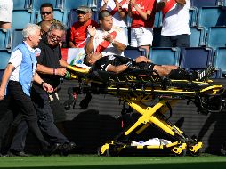 El asistente, que estuvo bajo el rayo del sol durante todo el primer tiempo, se desplomó, boca abajo, sobre el césped, durante el añadido. AP/ R. Hoffmann.