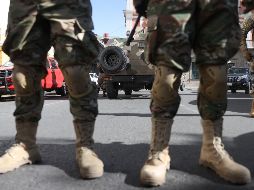 Zúñiga y un grupo militar ingresaron al edificio por siete minutos antes de retirarse. EFE / L. Gandarilla