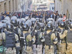 Militares encabezados por el general sublevado, Juan José Zúñiga, enfrentan con gas lacrimógeno a los simpatizantes del Gobierno de Luis Arce en las cercanías de la sede presidencial en La Paz. EFE