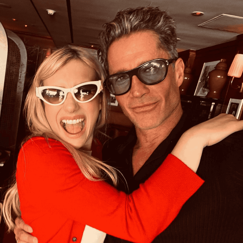 Emma Roberts en compañía de Bruce Bozzi para el podcast “Table for Two