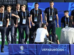 Jugadores italianos visitan la cancha del estadio Olímpico de Berlín, la misma donde otras generaciones ganaron los Juegos Olímpicos de 1936 y la Copa del Mundo 2006. EFE/D. Dal Zennaro