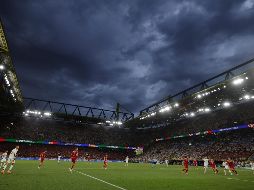 Alemania y Dinamarca, antes de que fuera detenido el partido. EFE / A. Szilagyi