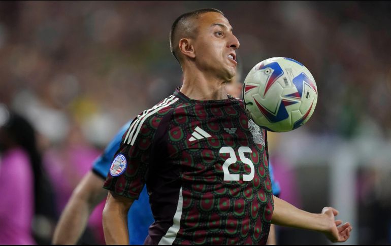Un hombre que está calentando y que no ha sido utilizado en toda la Copa América, es el hombre del Guadalajara, Roberto “Piojo” Alvarado.