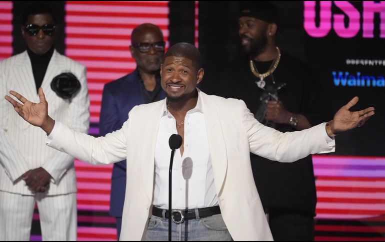 Usher se mantuvo de pie mientras un desfile de artistas interpretaba sus éxitos. AP / C. PIZZELLO