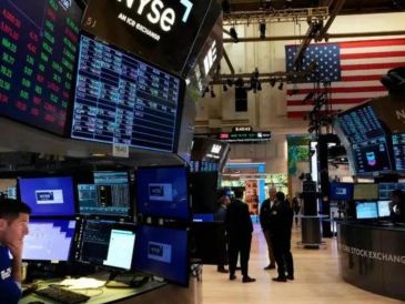 Al cierre de la Bolsa,  el Dow Jones terminó en 46.358 puntos (-0.52%); el S&P 500 con 6.735 unidades (-0.28%) y el tecnológico Nasdaq registró 23.024 enteros (-0.08%). AFP / ARCHIVO