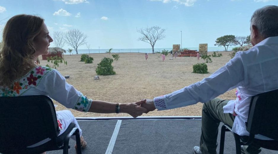 El Presidente Andrés Manuel López Obrador negó que se va a divorciar de su esposa al concluir su puesto como gobernador de México, sin embargo, no vivirán juntos. En esta imagen, el mandatario sostiene la mano de su actual esposa. ESPECIAL / Fotografía de Beatriz Gutiérrez Müller en Facebook