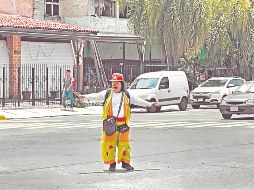 Los semáforos de Patria y Tabachines estuvieron apagados tras las lluvias, pero un actor callejero se encargó de dirigir el tráfico ante la ausencia de los policías viales. CORTESÍA/ TRÁFICO ZMG